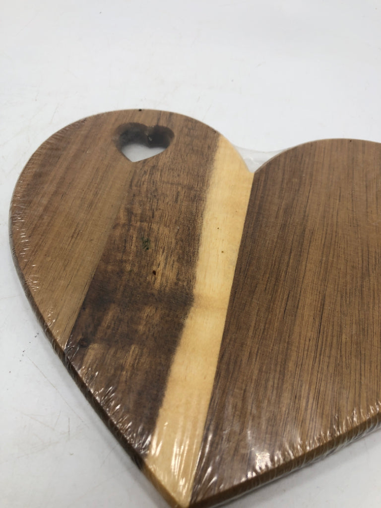 NIP WOOD HEART SHAPED BOARD W/HEART CUTOUT.