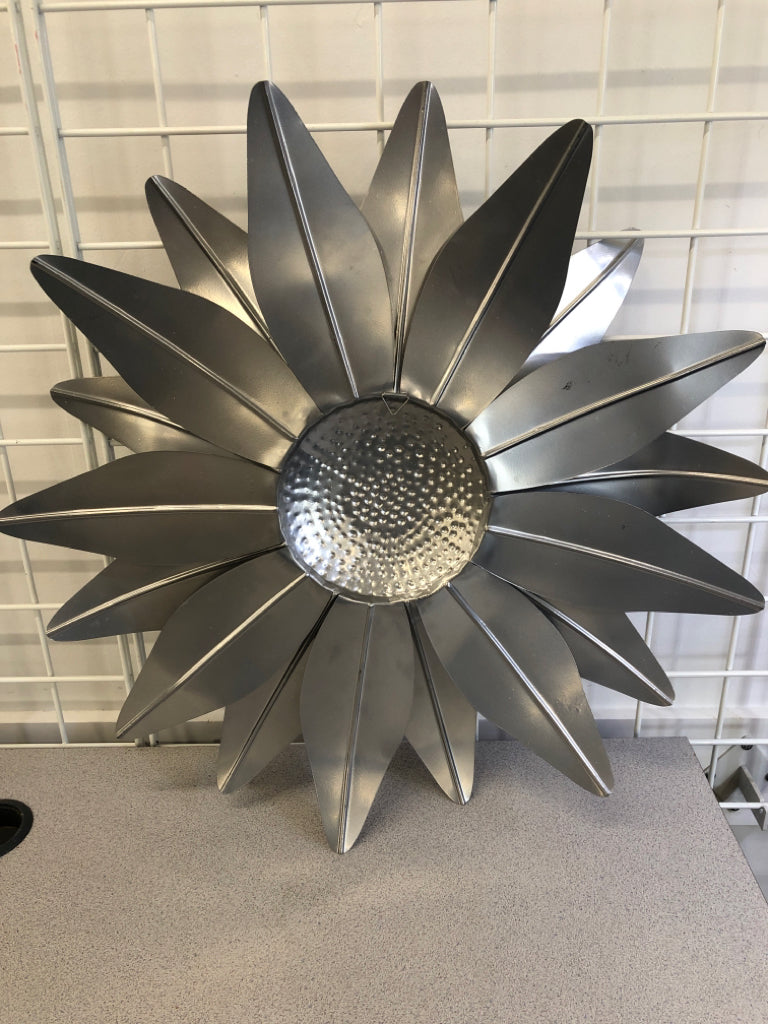 GALVANIZED HANGING SUNFLOWER.