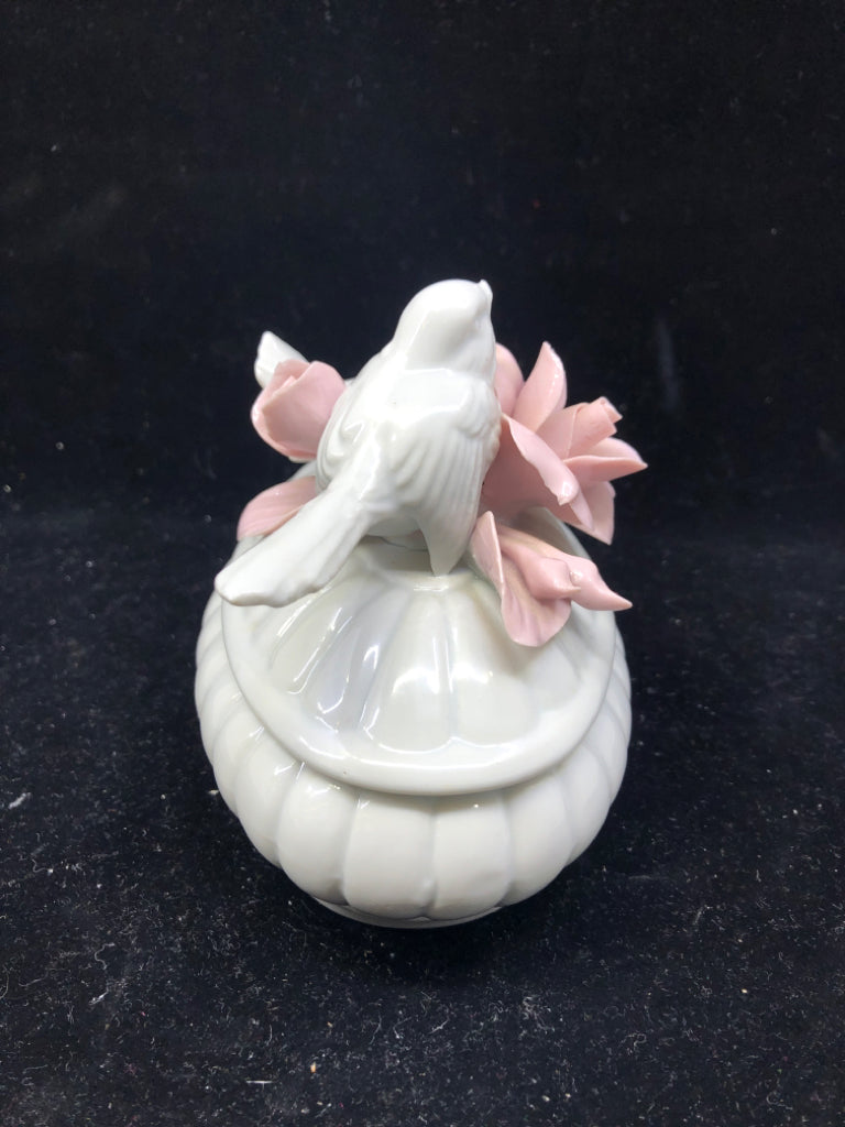 FINE PORCELAIN WHITE TRINKET BOX W/REMOVABLE COVER 2 BIRDS AND PINK FLOWERS.