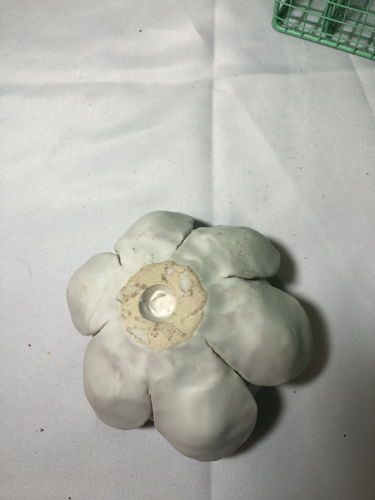 CERAMIC FLOWER TEA LIGHT.