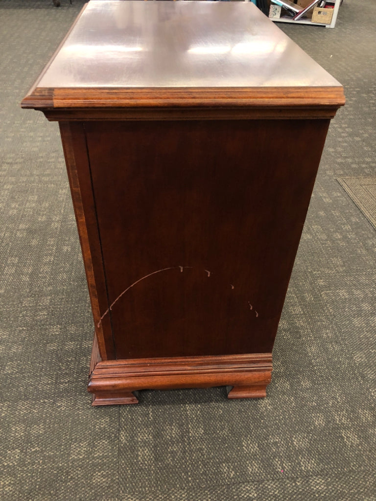 VTG 2-DRAWER WOODEN NIGHTSTAND W/GOLD HARDWARE.