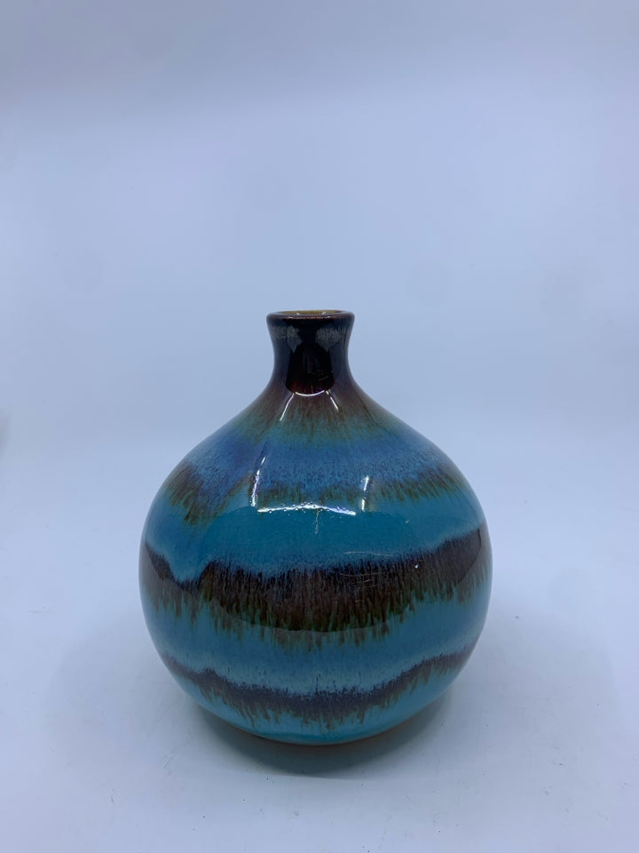 CERAMIC BLUE/BROWN STRIPED VASE.