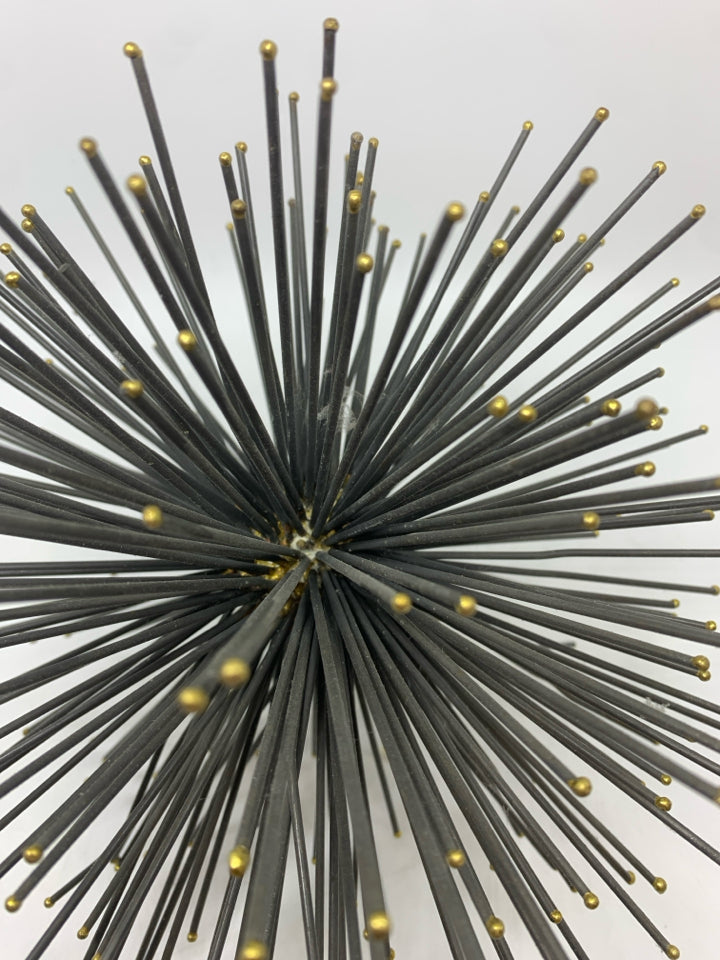 SILVER METAL STARBURST W/GOLD TIPS.