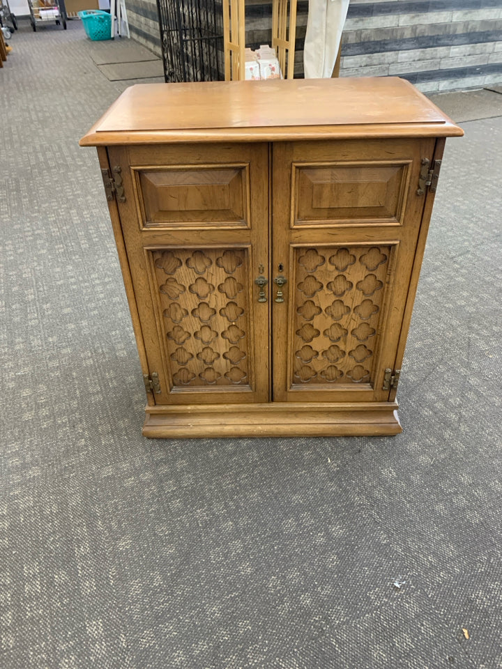 VTG WOOD BAR CABINET W/ W/ LIFT TOP DETAILED DOORS METAL HARD WARE.