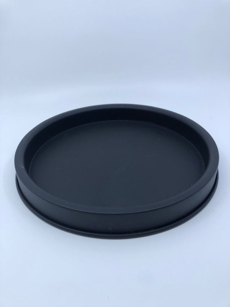 BLACK MATTE METAL CIRCLE TRAY.