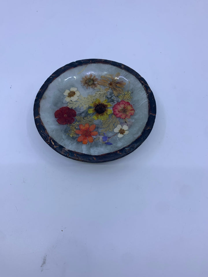 DRIED FLOWERS SOAP DISH.