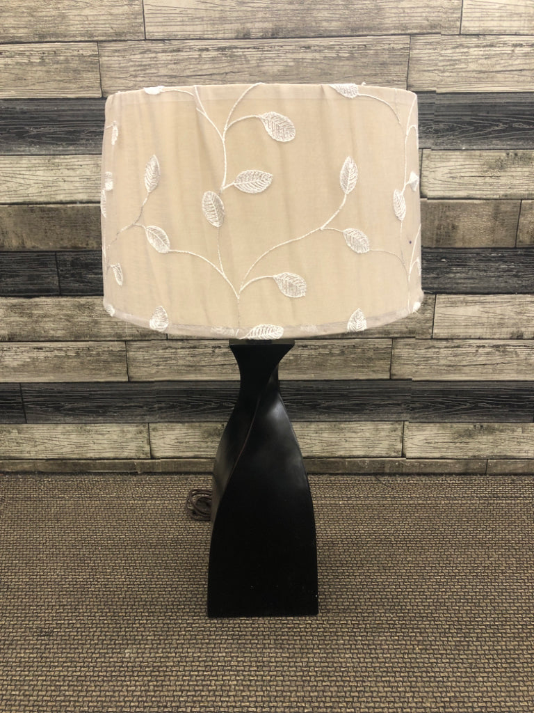 BLACK BASE LAMP W GREEN LEAF PATTERN SHADE.