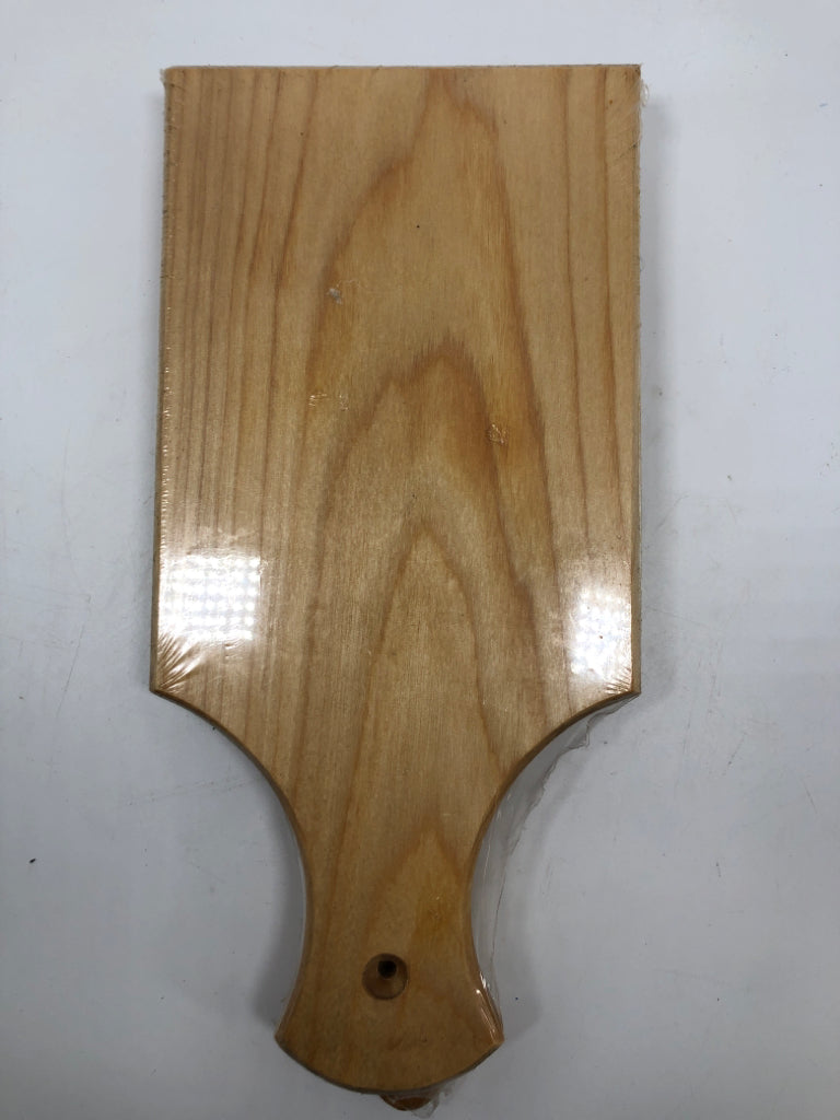 NIP BREAD BOARD W/SLICER.