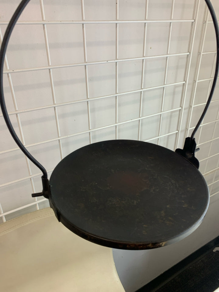PRIMITIVE METAL STAR W/HANGING PLATE CANDLE HOLDER.