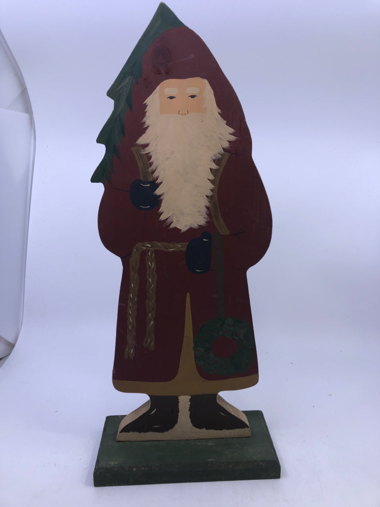 WOOD PAINTED SANTA W/ TREE ON BACK,WREATH.