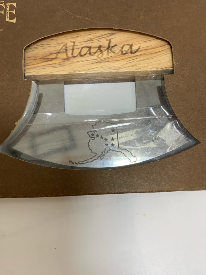 NIP ALASKA ULU KNIFE & STAND.