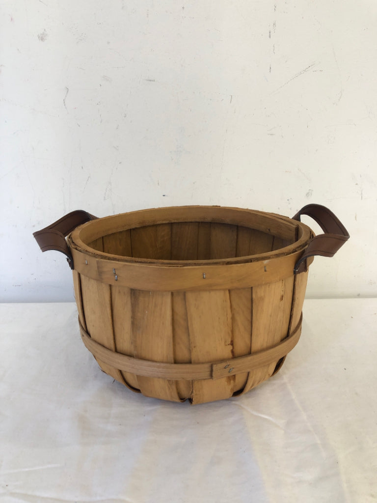 THICK WOOD BASKET W FAUX LEATHER HANDLES.