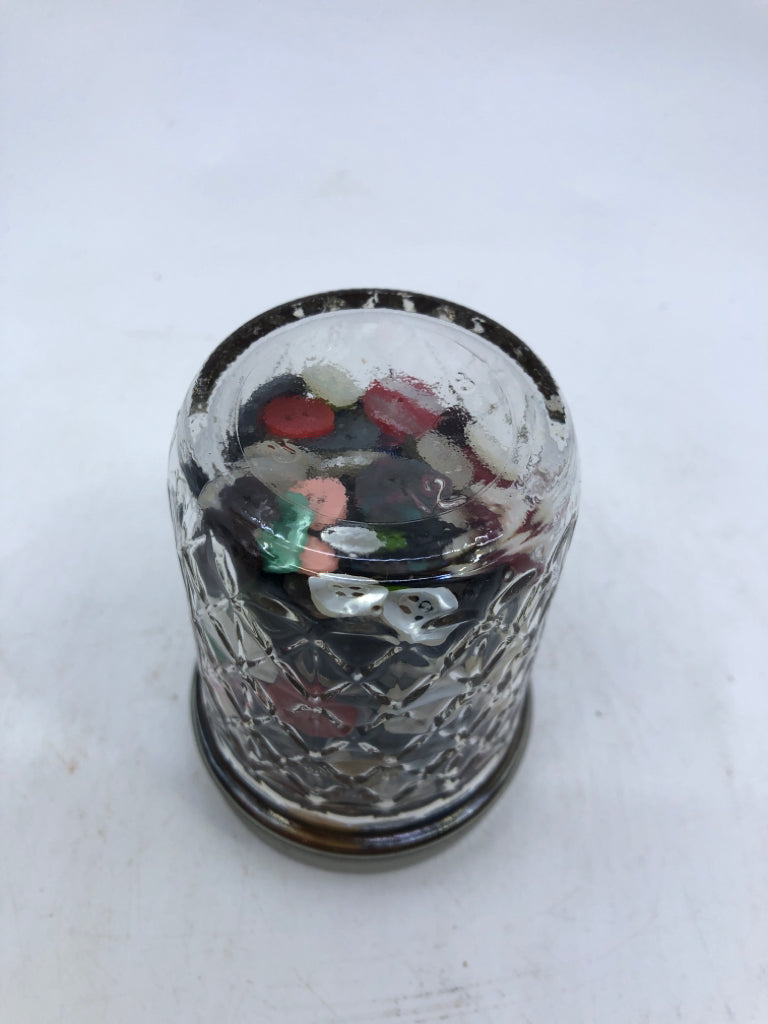 SHORT JAR OF ASSORTED BUTTONS.