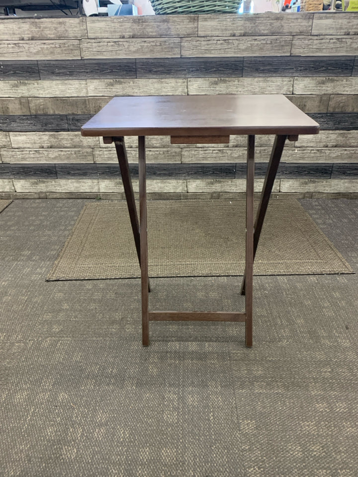 BROWN FOLDING TV TRAY.