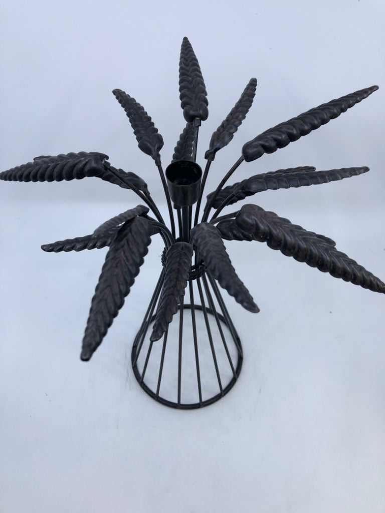 METAL WHEAT BUNDLE TAPERED CANDLE HOLDER.
