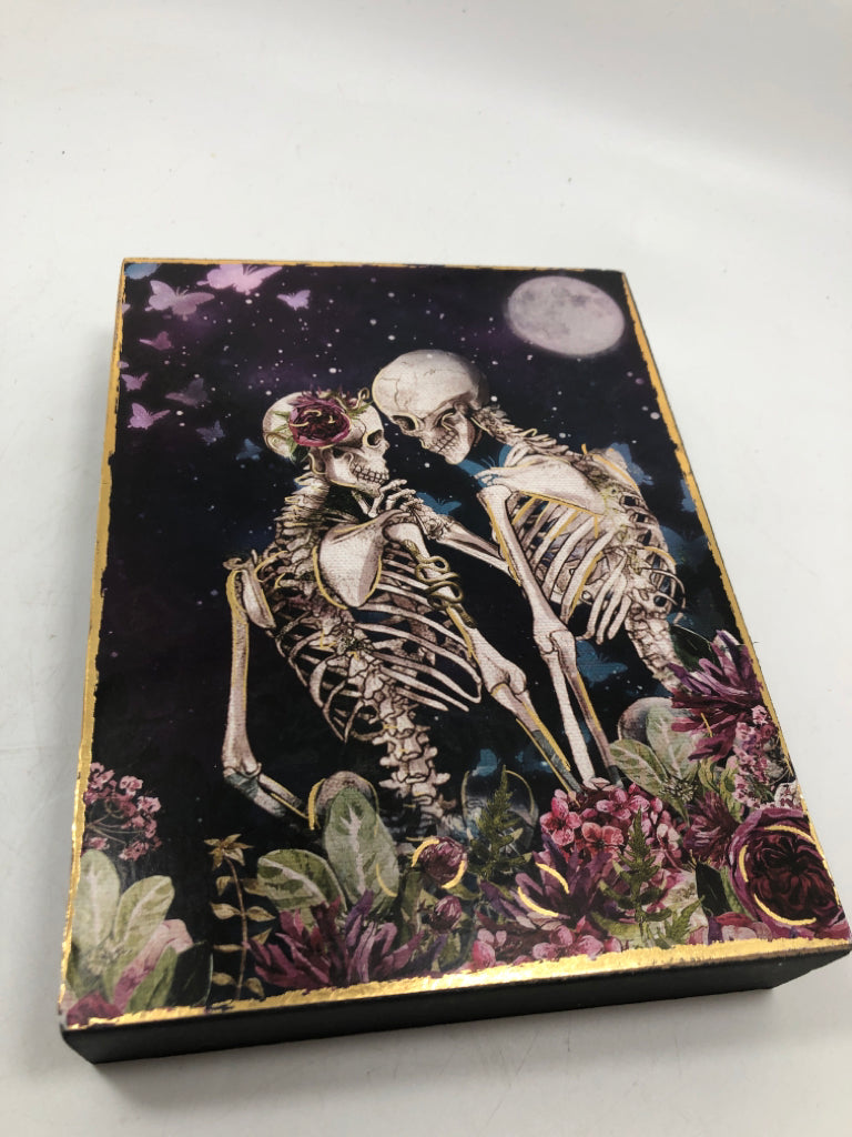 SKELTON LOVERS BLOCK ART.