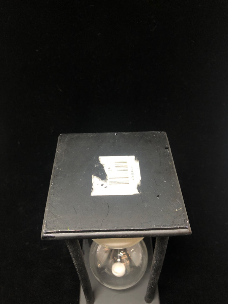 B&W HOUR GLASS SAND TIMER.