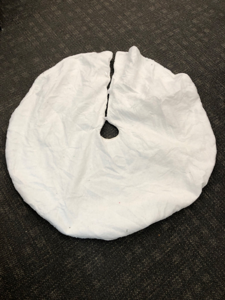 WHITE PLUSH TREE SKIRT.