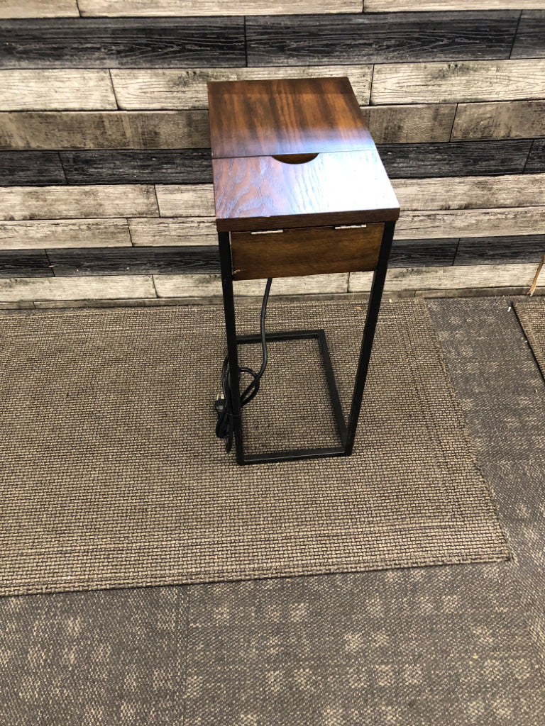 WOOD TOP SIDE TABLE W/BLACK METAL FRAME AND POWER STRIP.