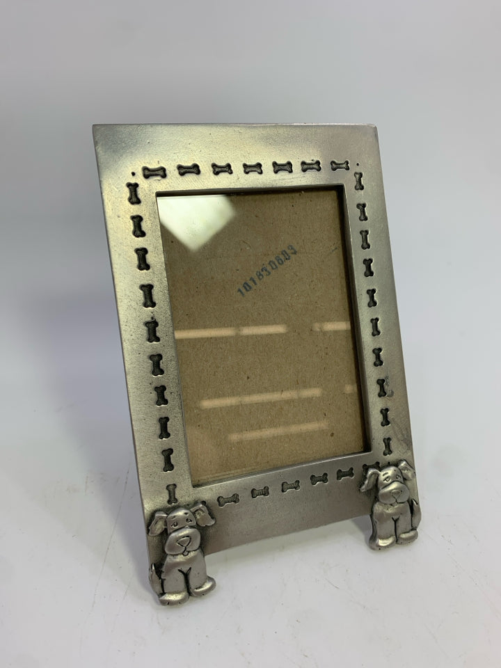 SILVER METAL DOG FRAME.