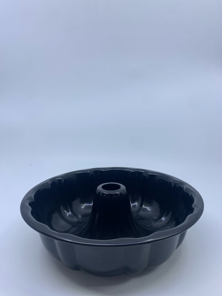 BLACK ENAMEL BUNDT PAN.