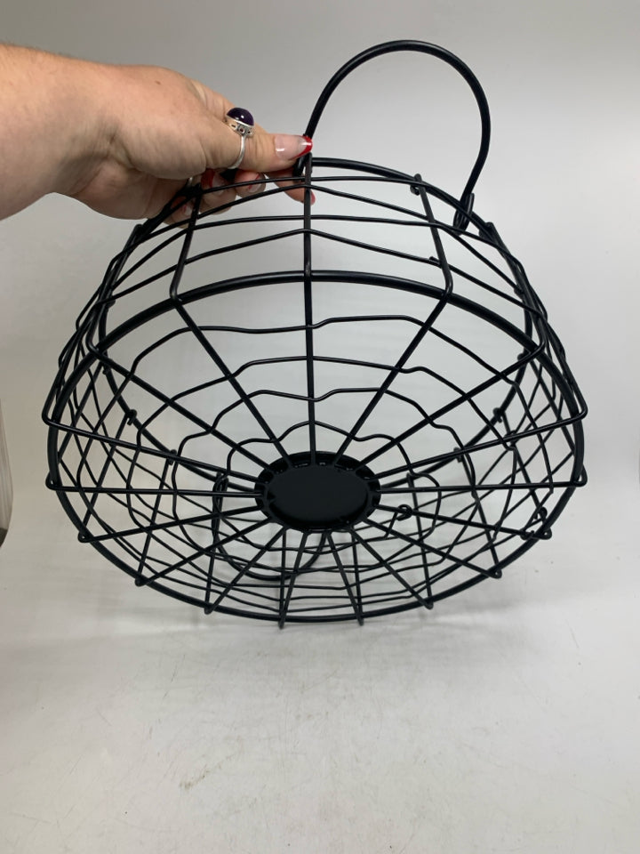 METAL CIRCLE BASKET W/ HANDLES.