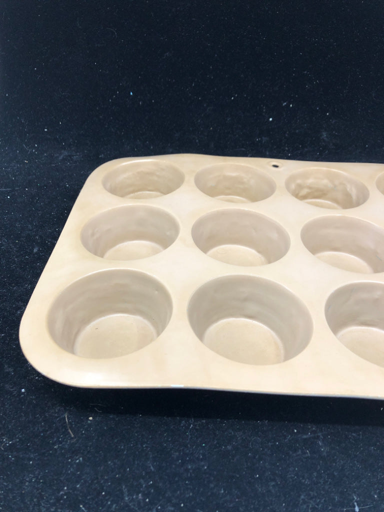 VTG MUFFIN PAN.