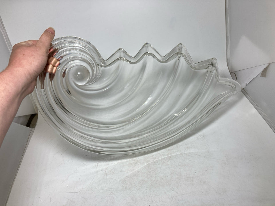 CLEAR LARGE HEAVY SWIRL SERVING BOWL.