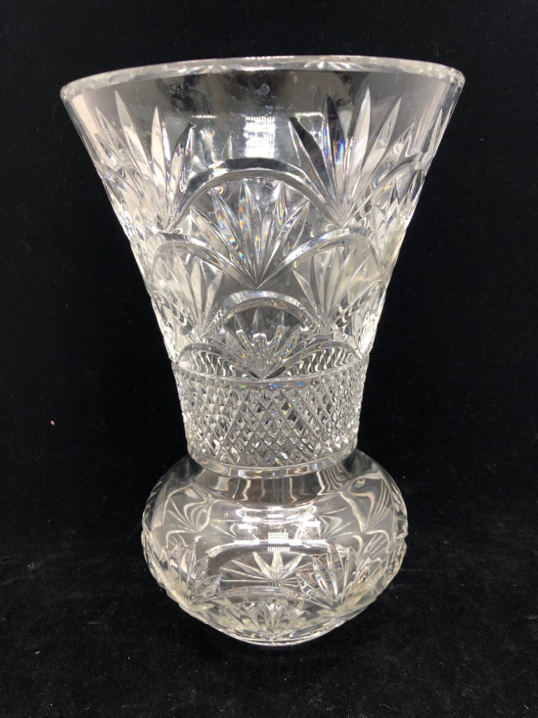 STARBURST PATTERN CUT GLASS VASE.