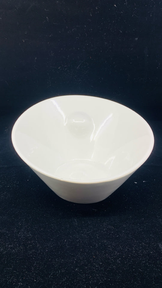 LARGE WHITE SLANTED NOODLE BOWL.