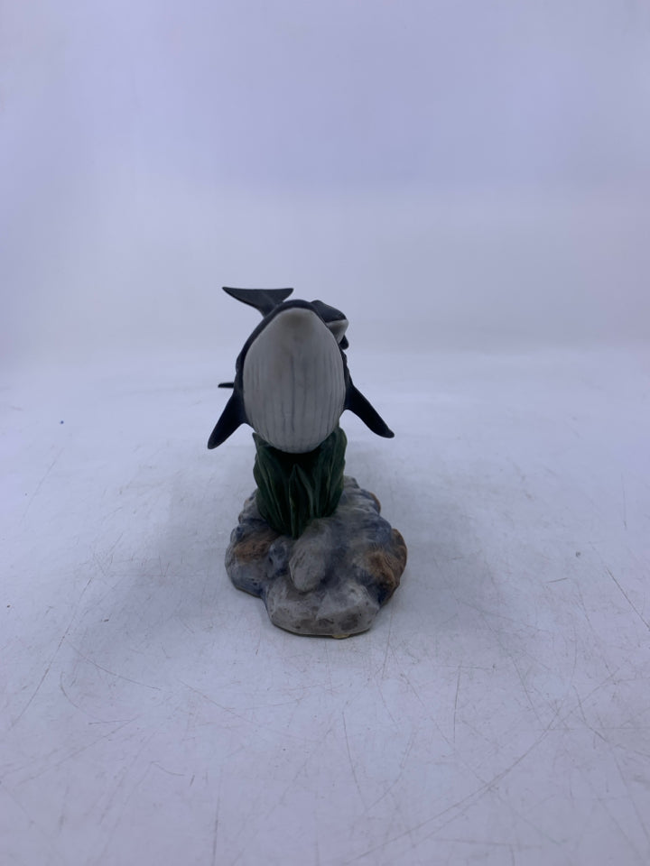 CERAMIC MOM/BABY FIN WHALE.