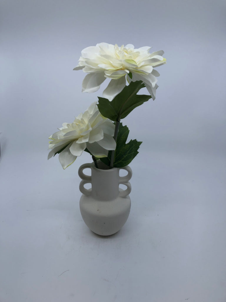 CERAMIC VASE W/ WHITE FLOWERS.