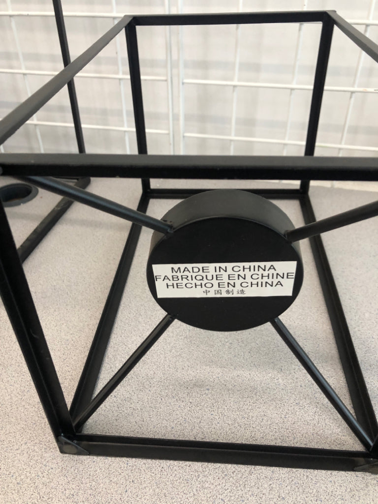 OPEN-FRAME METAL CANDLE HOLDER.