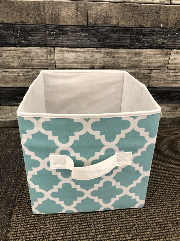 TEAL/WHITE GEOMETRIC FABRIC TOTE.