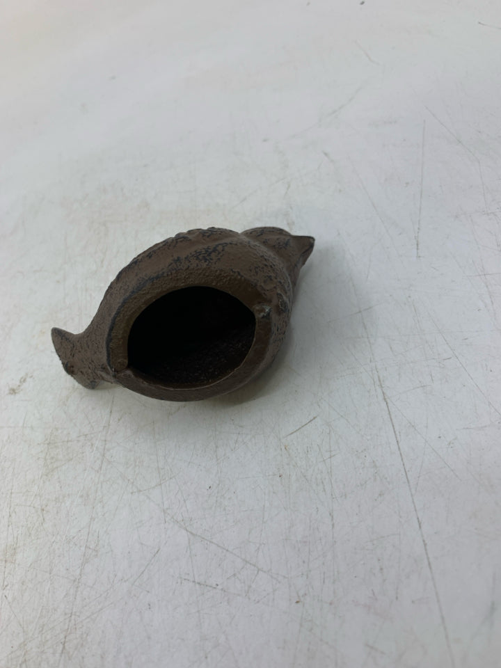 MINI BROWN DISTRESSED METAL BIRD.
