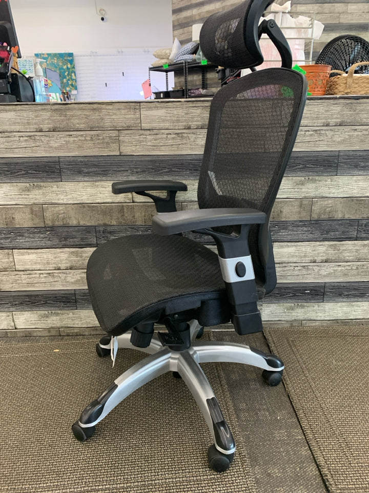 BLACK OFFICE CHAIR.