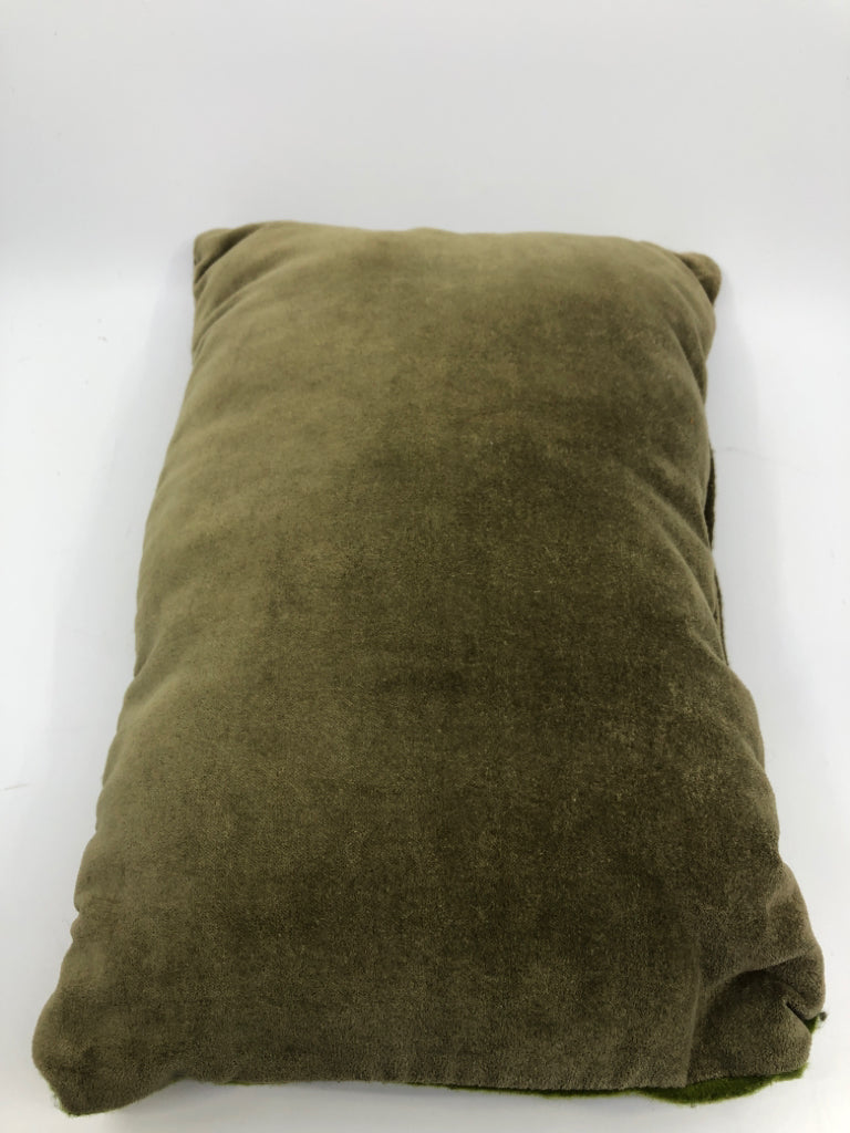 GREEN PILLOW W/ STITCHED FLOWERS.