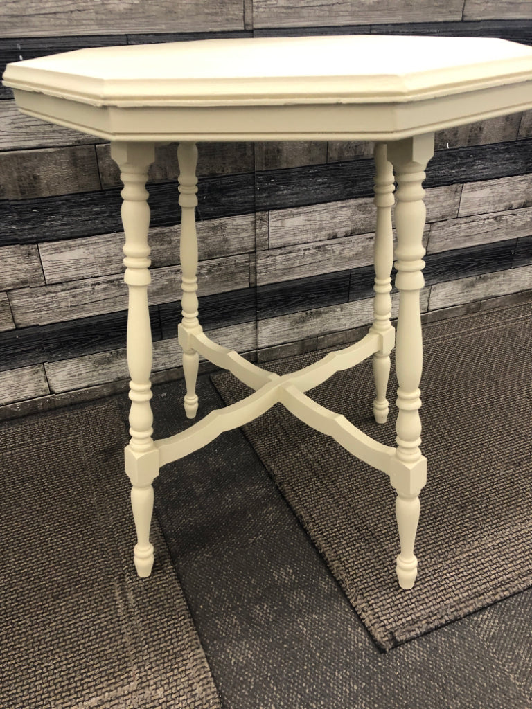 SM OCTOGONAL CREAM TABLE.