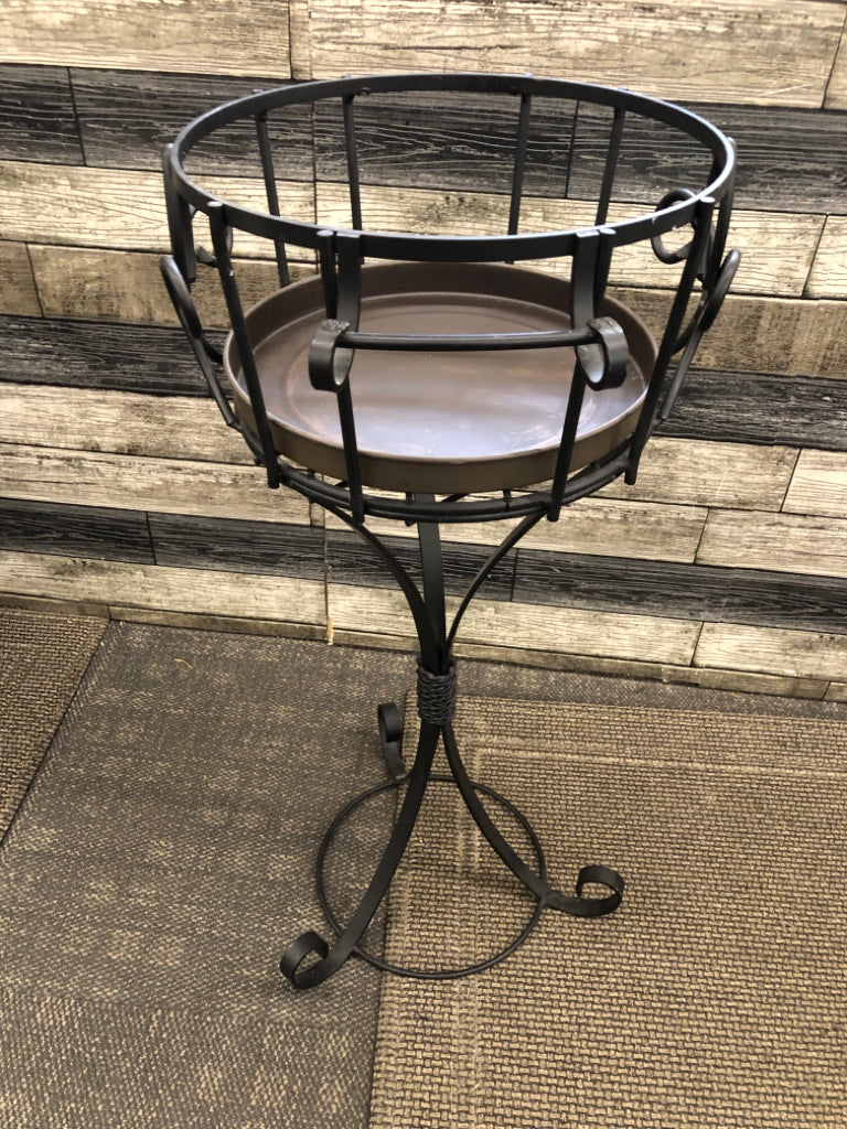 2PC METAL SCROLL PLANT STAND.