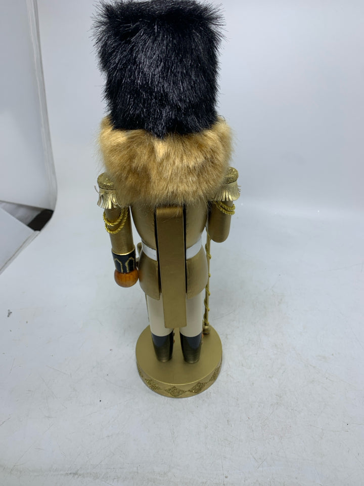 VTG IN BOX NUTCRACKER VILLAGE IN GOLD SOLDIER.