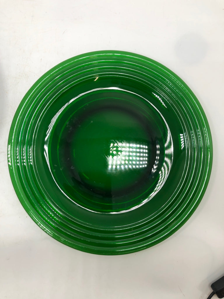 6 GREEN GLASS PLATES W/TEXTURED RIM.