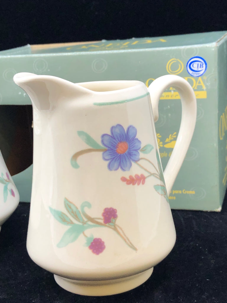 ONEIDA COVERED SUGAR AND CREAMER SET IN BOX.