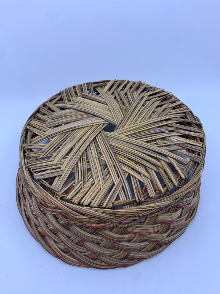 ROUND MULTI-TONED BASKET W SCALLOP EDGES.