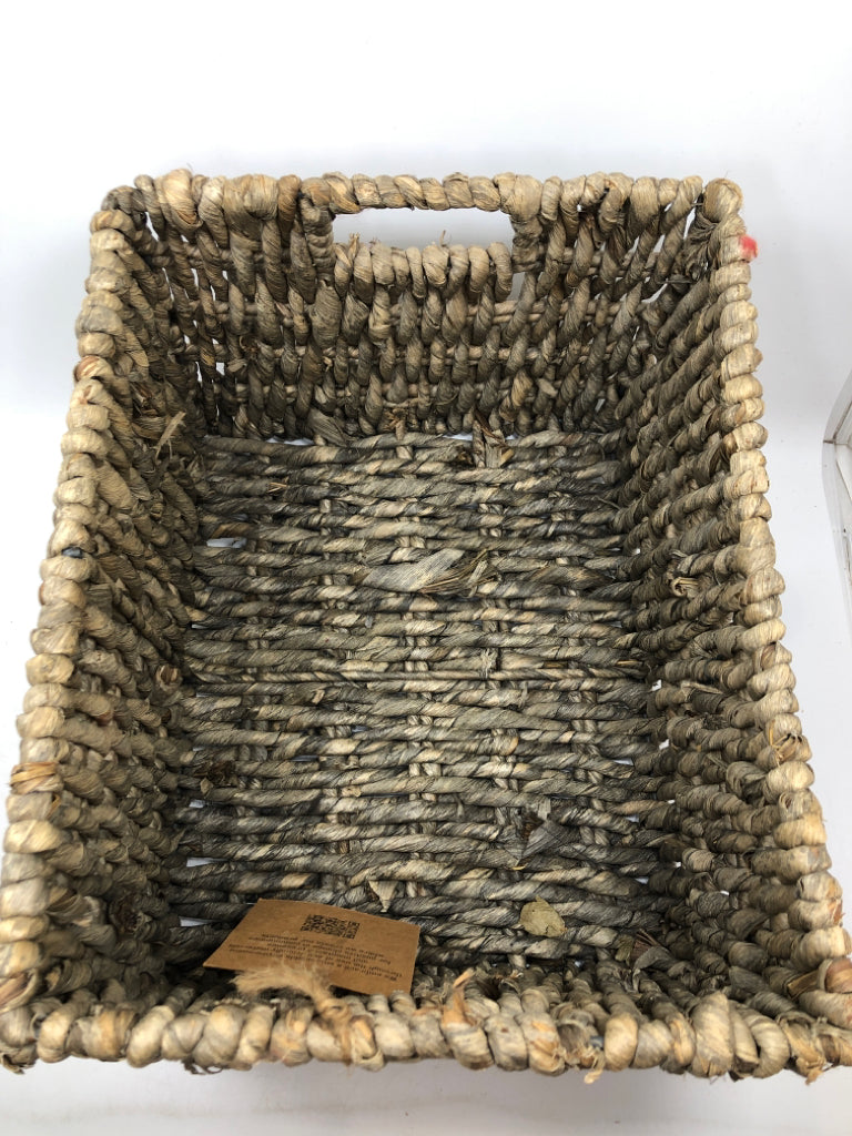GREY WOVEN RECTANGLE BASKET W/HANDLES.
