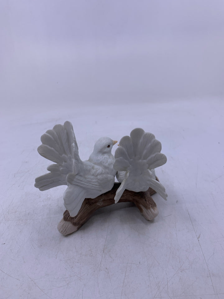 CERAMIC 2 WHITE DOVES ON BRANCH.