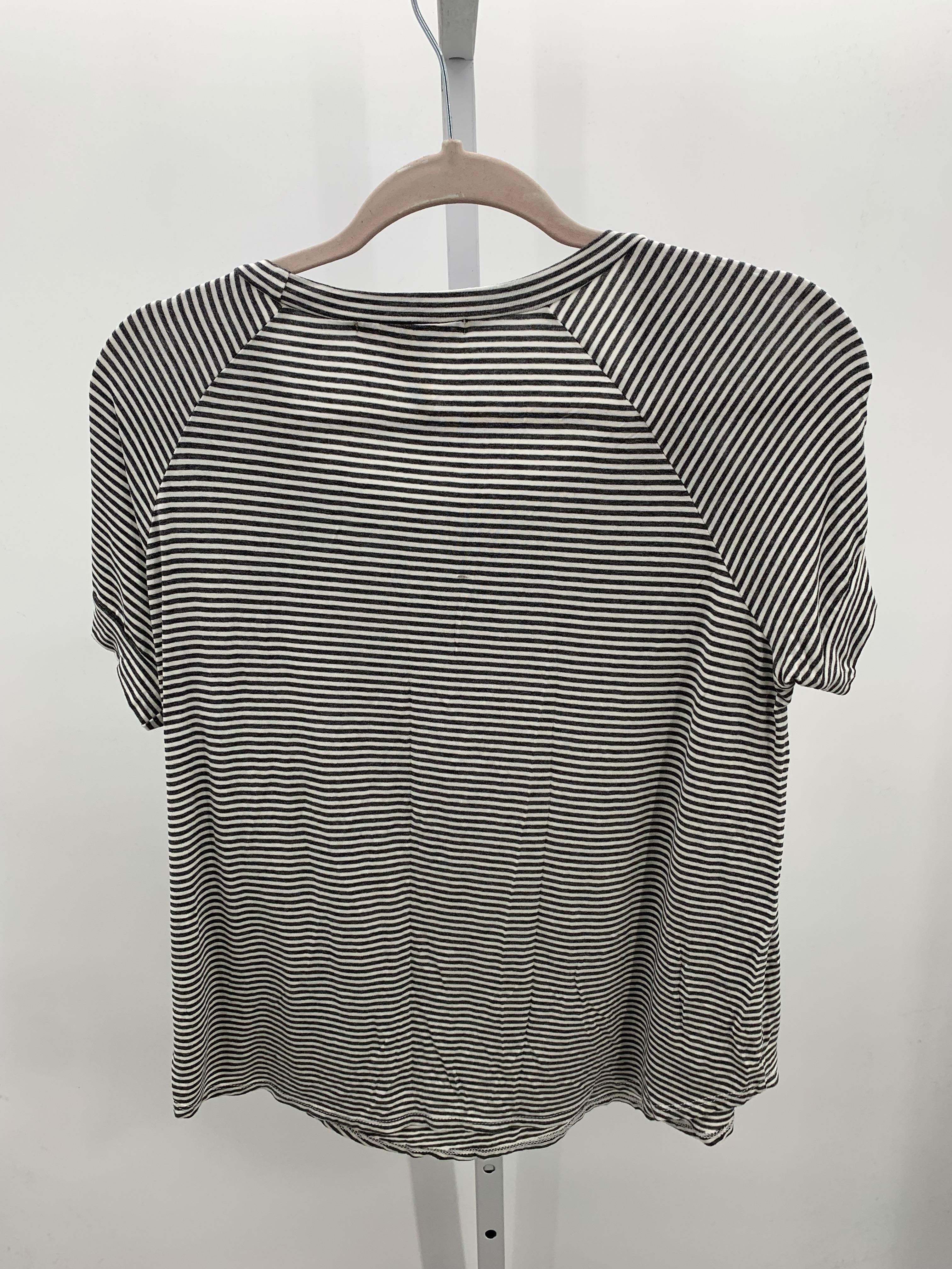 Size Medium Misses Short Sleeve Shirt