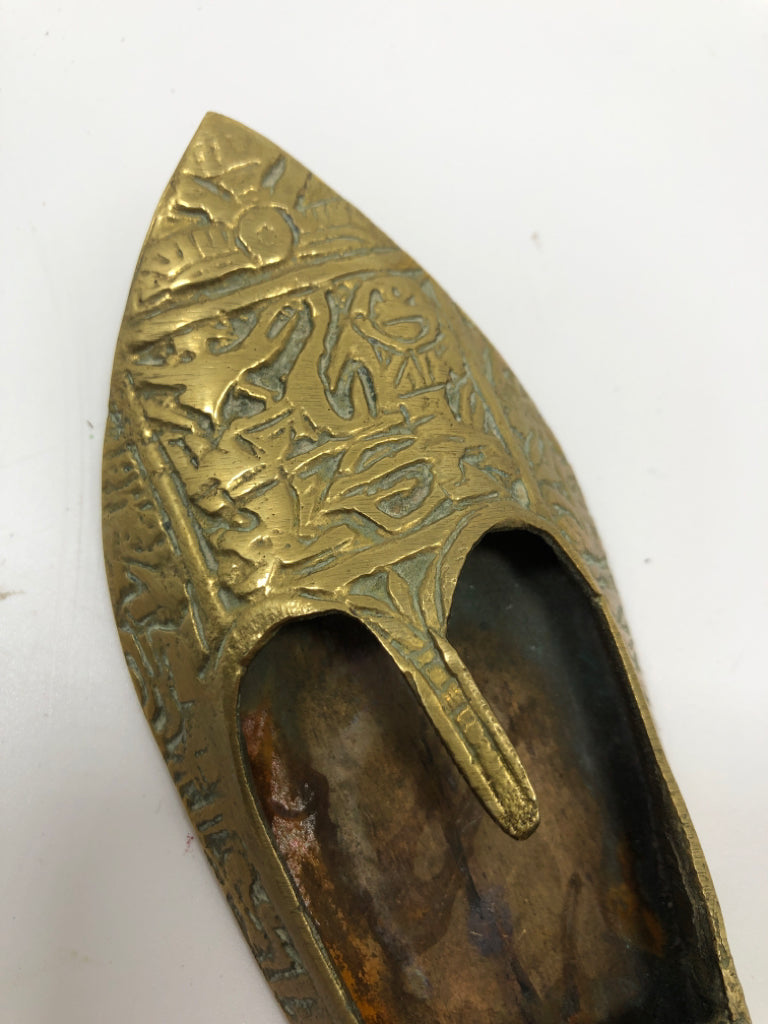 VTG GOLD HAND ETCHED SHOE ASHTRAY.