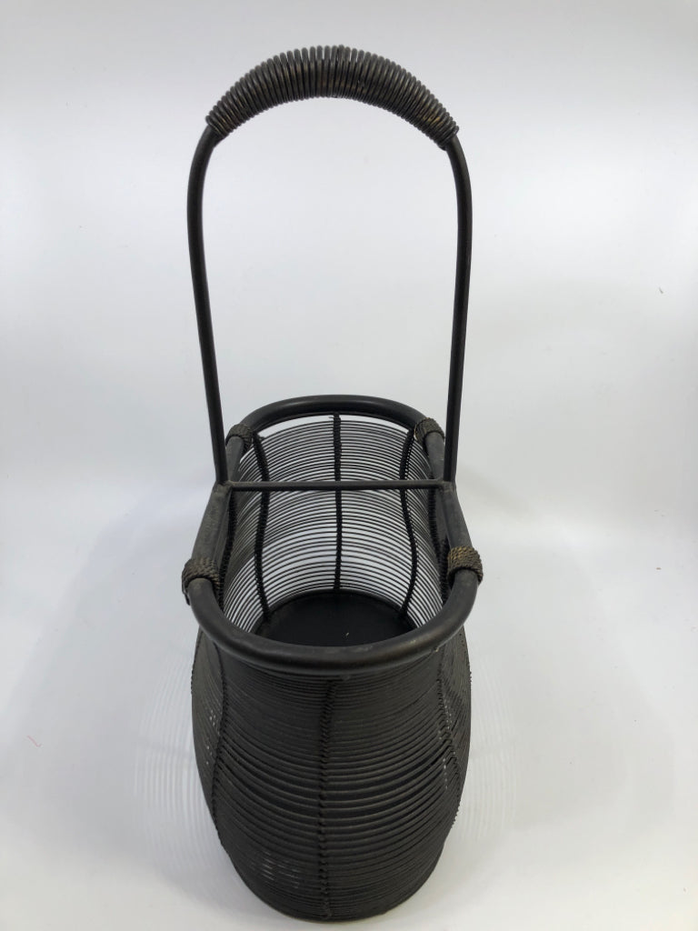 BROWN METAL BASKET W/HANDLE.