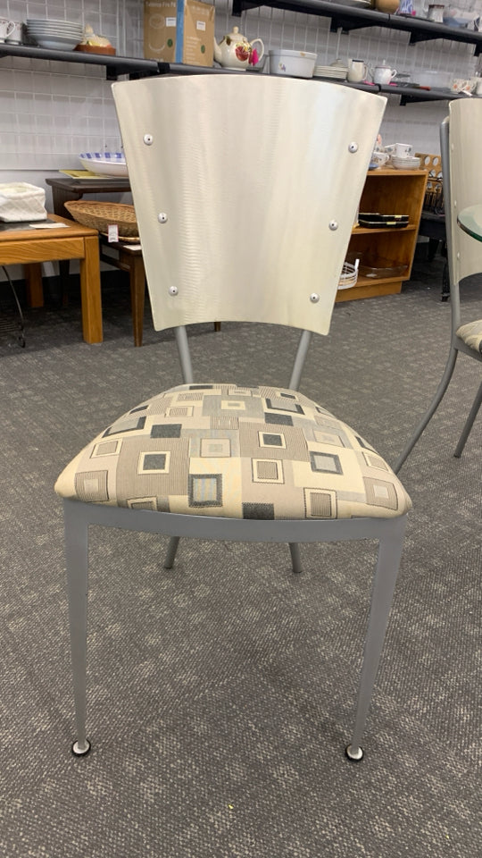 GLASS-TOP METAL TABLE WITH 4 CHAIRS.