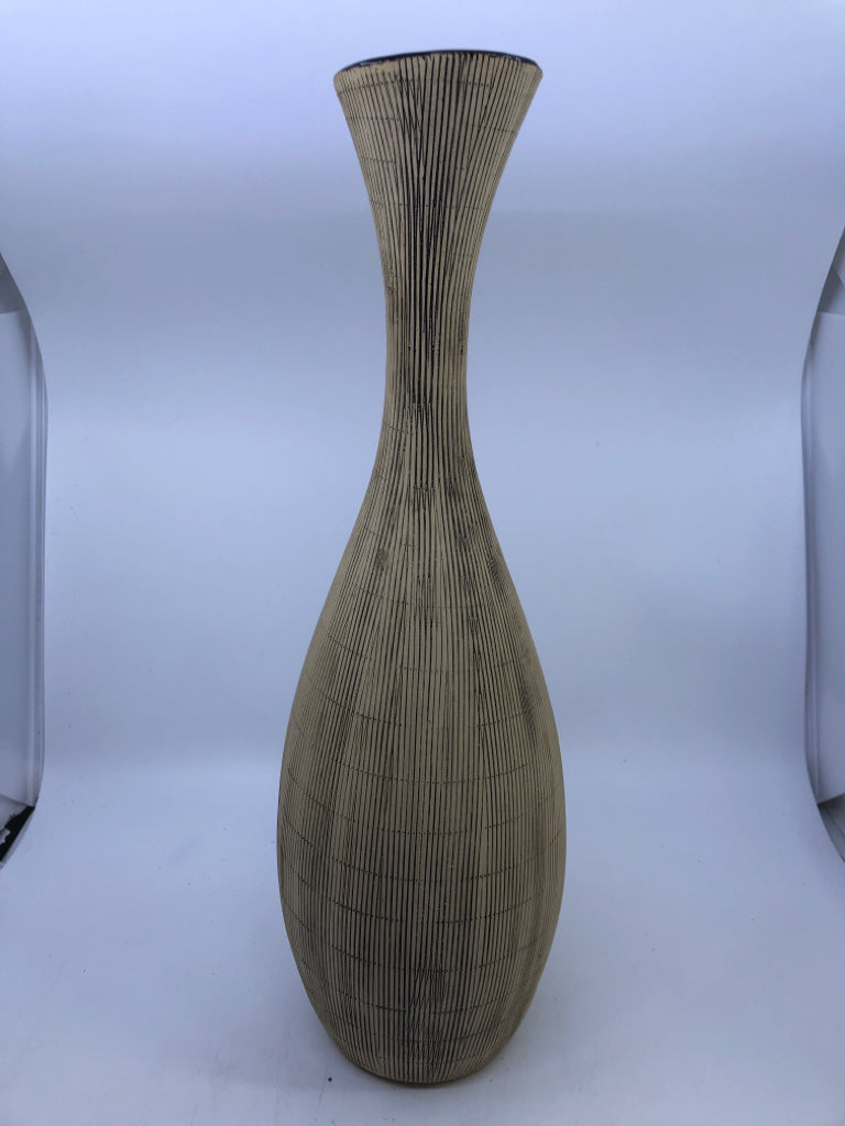 TALL CREAM SLIGHT RIBBED NARROW NECK VASE.